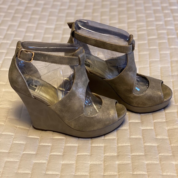 BC footwear pewter platform sandals - Picture 3 of 5